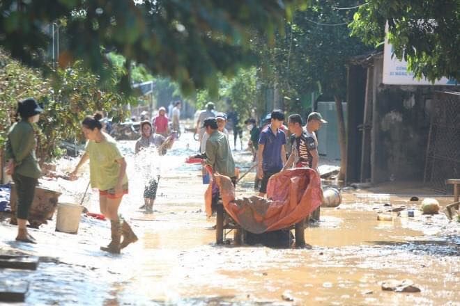 Miền Trung tan hoang, người dân trắng tay chỉ còn bùn đất và nghèo khó