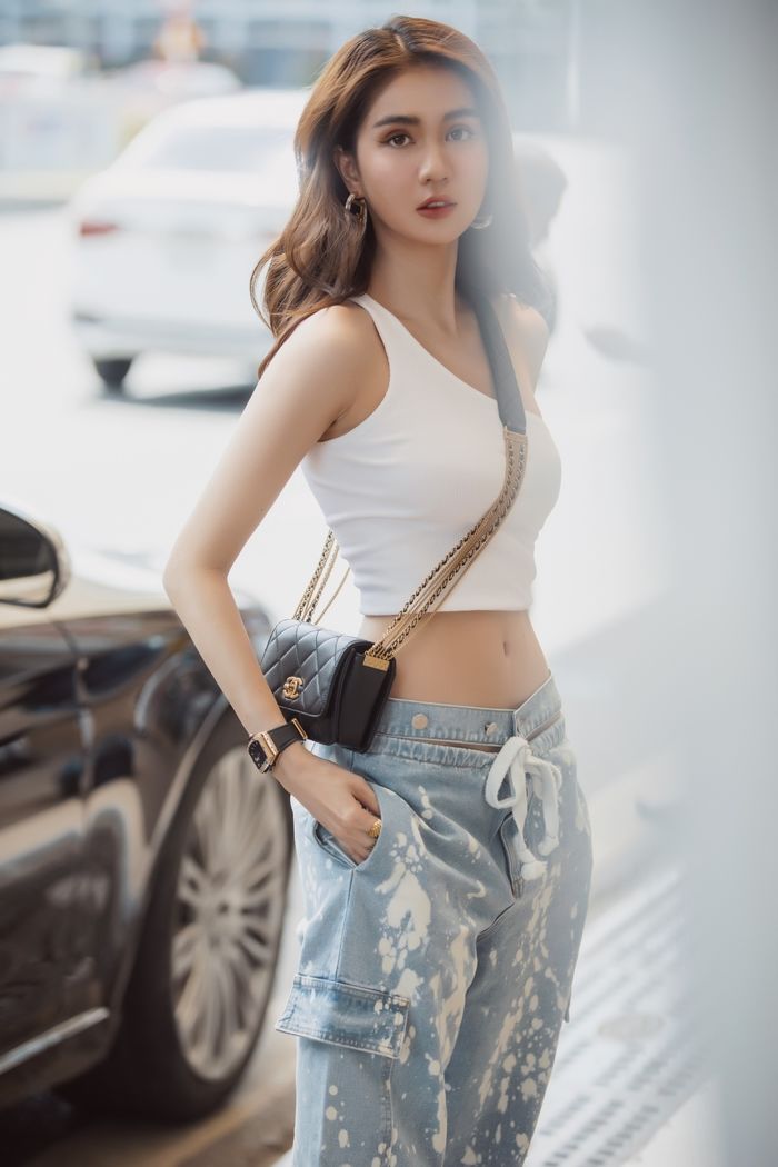 Mỹ nhân lộ eo ngấn mỡ vì lỗi mặc áo croptop khoe dáng