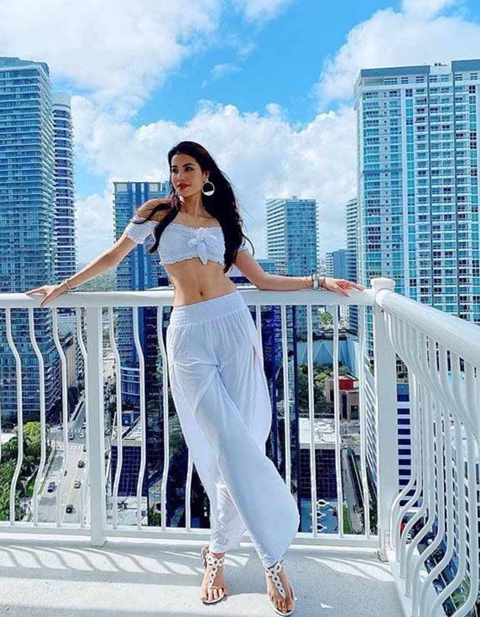 Mỹ nhân lộ eo ngấn mỡ vì lỗi mặc áo croptop khoe dáng