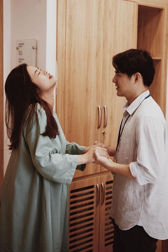 Đông Nhi, Hoàng Oanh và loạt sao Việt kể chuyện đi đẻ
