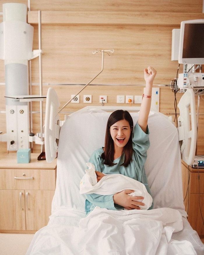 Đông Nhi, Hoàng Oanh và loạt sao Việt kể chuyện đi đẻ
