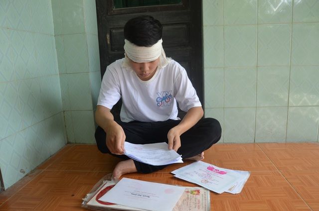 Bố mất, nam sinh nghỉ học để kiếm tiền nuôi 2 chị em bị Down, bại não
