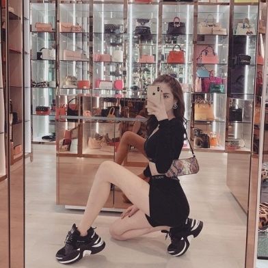 Ngọc Trinh chịu chơi, nuôi heo đất bằng vàng miếng