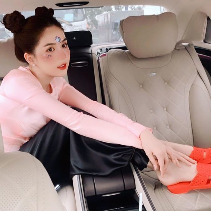 Ngọc Trinh trẻ trung nhờ đổi kiểu tóc nhi đồng