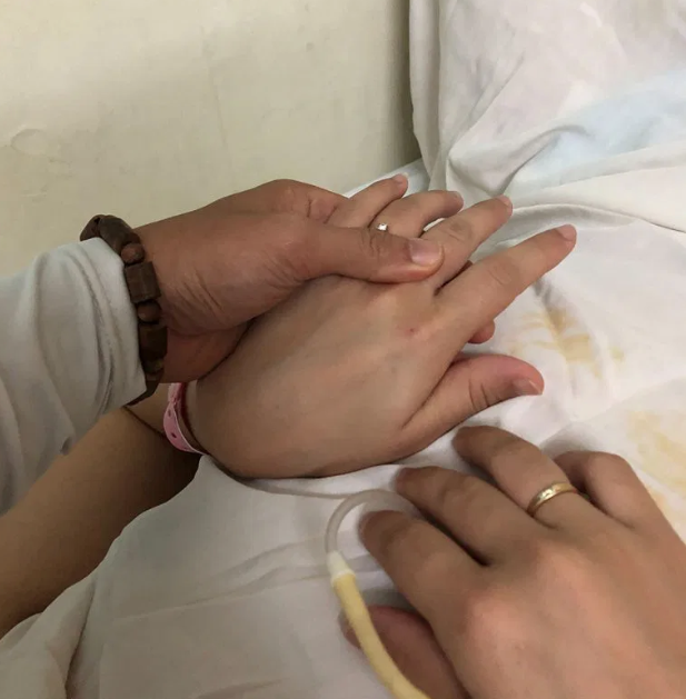 Huế: Sản phụ chuyển dạ giữa đêm lũ may mắn được bác tài cho quá giang