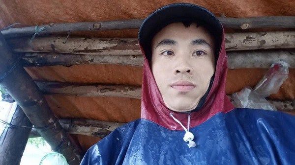 Lăn xả đi cứu hộ nam thanh niên bất lực khi nhà mình nước dâng tận nóc