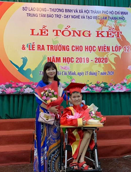12 năm bế con đi học, mẹ bị u xơ tử cung không dám mổ vì lo cho con