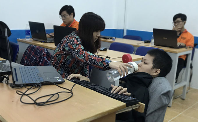 12 năm bế con đi học, mẹ bị u xơ tử cung không dám mổ vì lo cho con