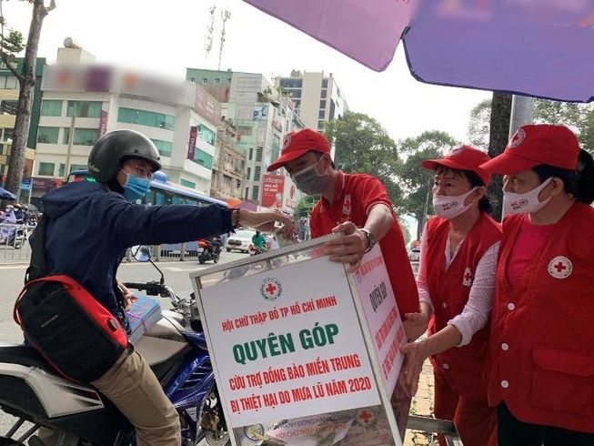 Ấm tình đồng bào cả nước hướng về miền Trung