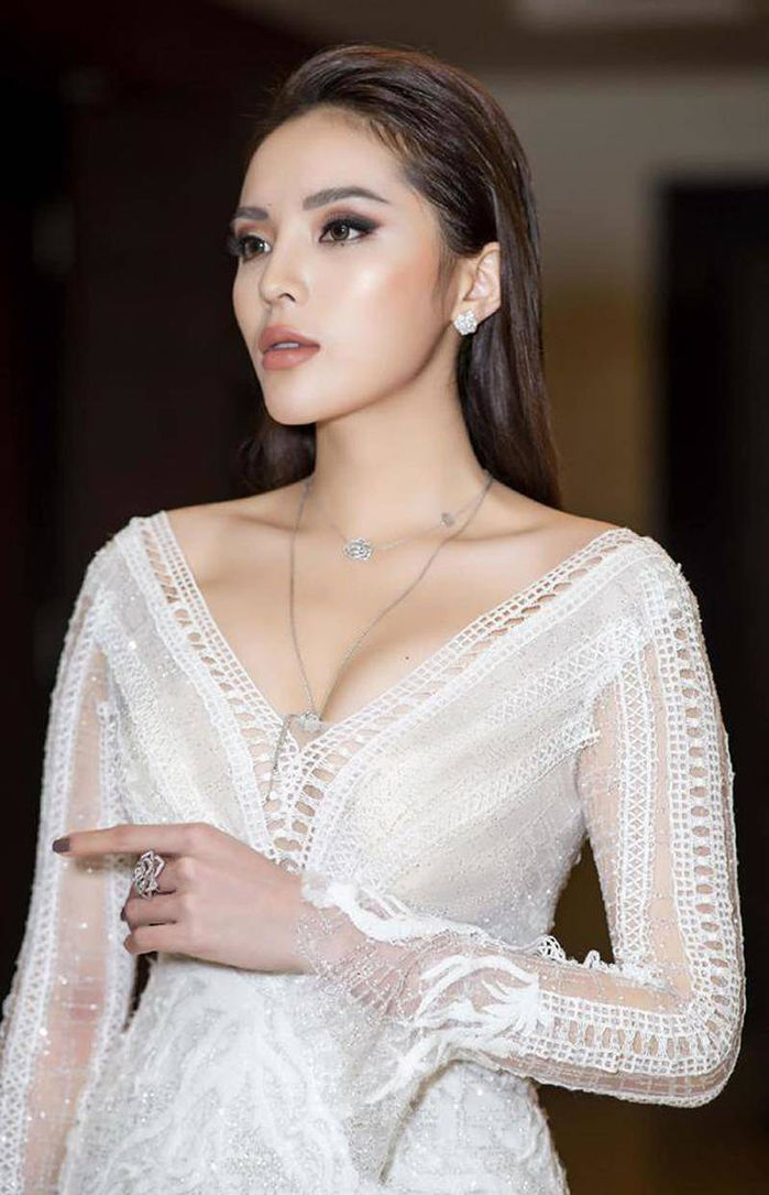 Nhã Phương và dàn mỹ nhân Việt biến hóa cằm V-line theo thời gian