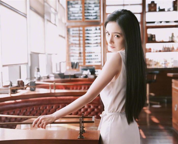 Nhan sắc thật của Dương Mịch trong ảnh chụp vội