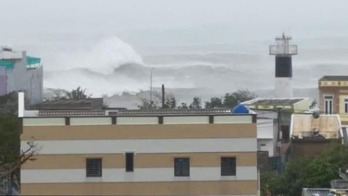 Cập nhật mới: Đảo Lý Sơn tan hoang khi bão số 9 càn quét qua