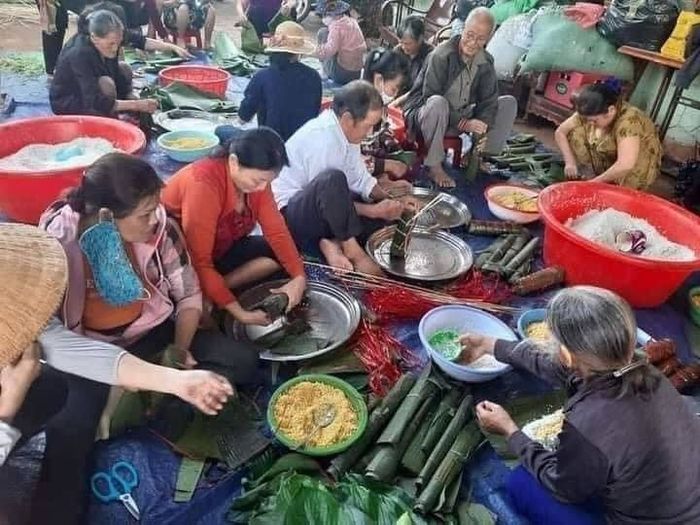 Người phụ nữ nhịn đói 3 ngày, bật khóc khi được tiếp tế đồ ăn