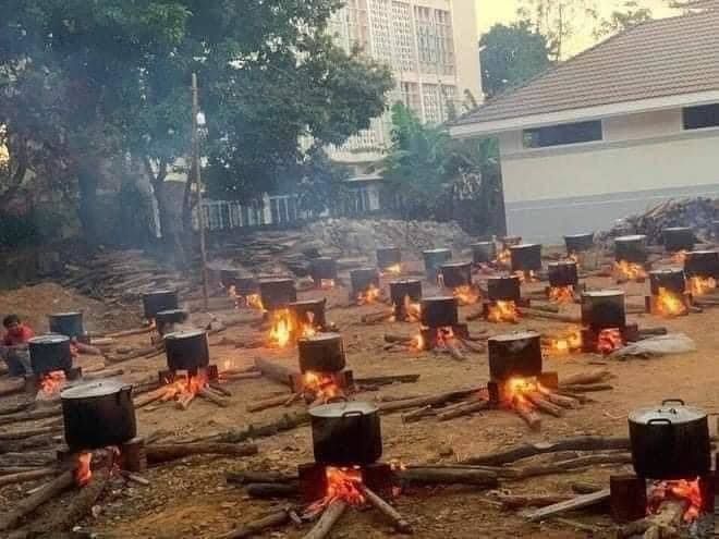 Người phụ nữ nhịn đói 3 ngày, bật khóc khi được tiếp tế đồ ăn