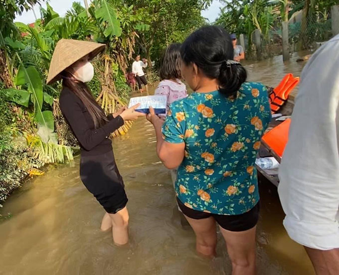 Những lần Thủy Tiên đi ngược số đông
