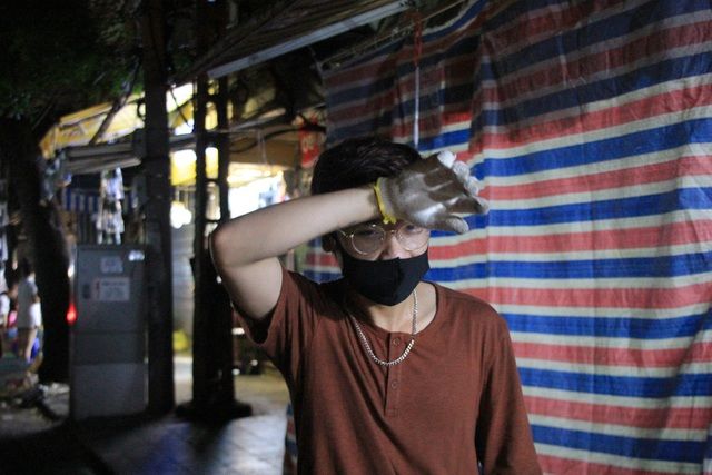 Cô lao công dọn rác vào Tết Trung thu: Phải quét dọn đến 3 giờ sáng