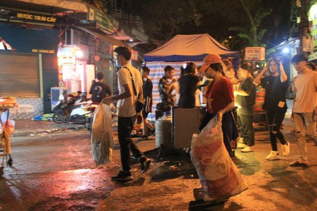 Cô lao công dọn rác vào Tết Trung thu: Phải quét dọn đến 3 giờ sáng