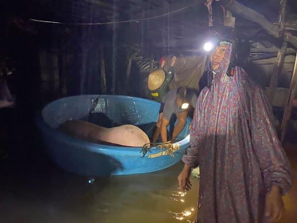Nước lũ dâng trong đêm, người dân Quảng Trị lên mạng kêu cứu