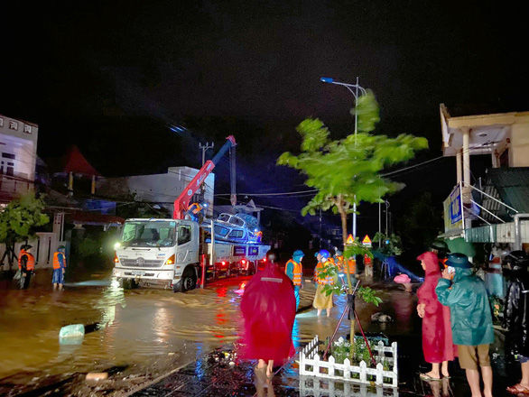 Nước lũ dâng trong đêm, người dân Quảng Trị lên mạng kêu cứu