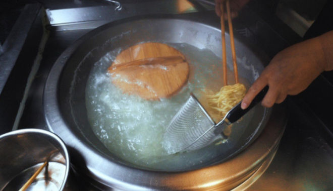 Oa cái miến, món mì trụng với nắp vung gỗ, đến Càn Long cũng nghiện