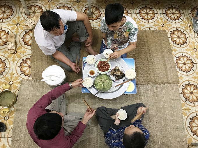 Cảm động hình ảnh bố cõng con trai bị tật lên giảng đường mỗi ngày