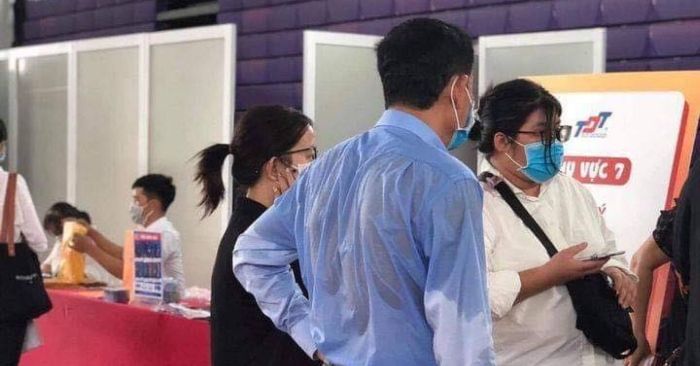 Cảm động hình ảnh bố cõng con trai bị tật lên giảng đường mỗi ngày