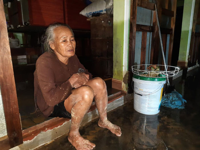 Quảng Trị: Dân chẳng thiết ăn uống, dựng lều ngủ tạm vì nước chưa rút