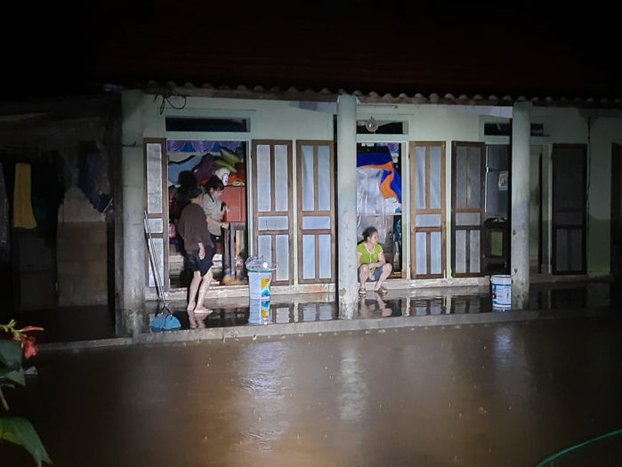 Quảng Trị: Dân chẳng thiết ăn uống, dựng lều ngủ tạm vì nước chưa rút
