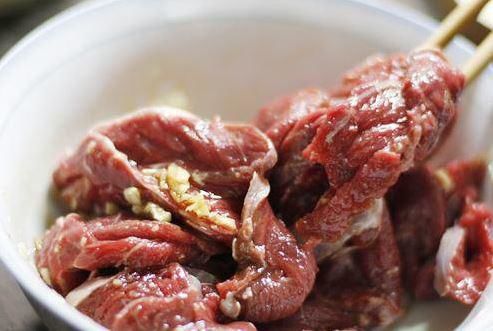 Mẹo xào thịt bò thơm mềm, không bị dai: ướp với dầu, xào trên lửa to