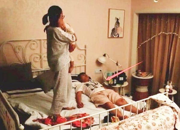 Vợ lạnh nhạt sau sinh, chồng xem camera và khóc: Thương em quá