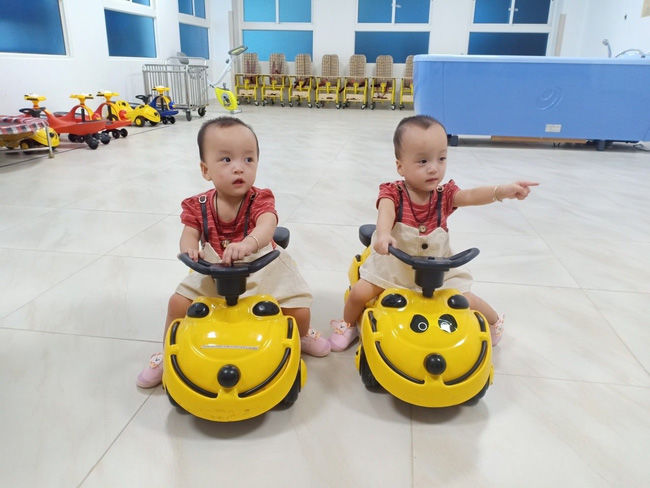 Sau hơn 3 tháng tách dính, Song Nhi giờ khỏe mạnh, nghịch ngợm đua xe