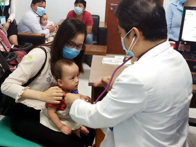 Sau hơn 3 tháng tách dính, Song Nhi giờ khỏe mạnh, nghịch ngợm đua xe