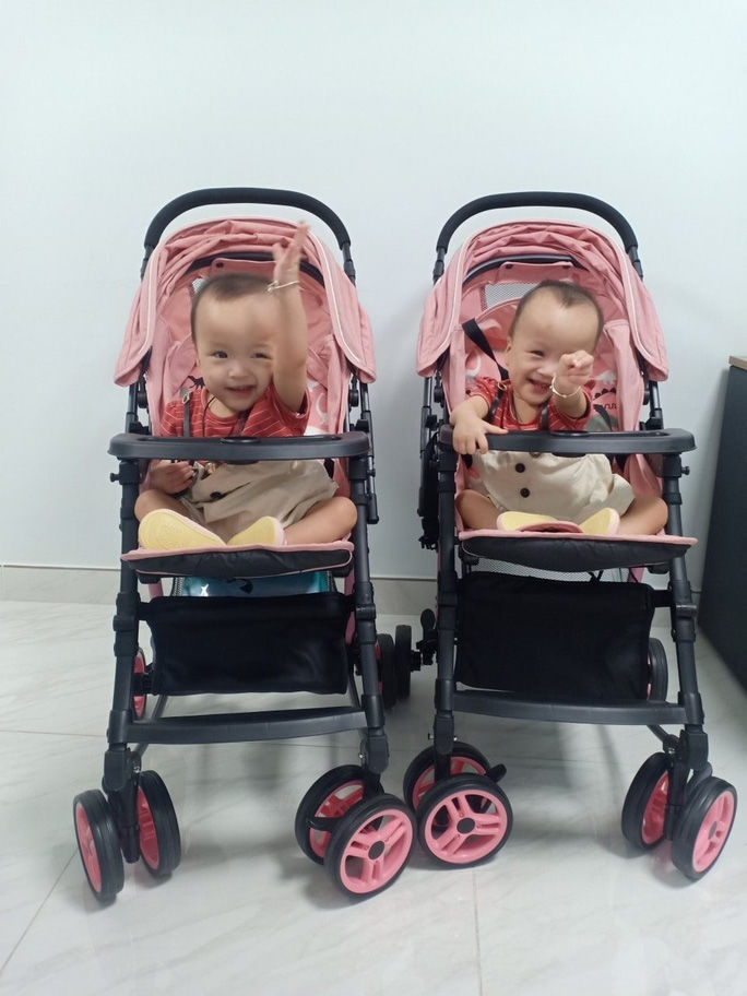 Sau hơn 3 tháng tách dính, Song Nhi giờ khỏe mạnh, nghịch ngợm đua xe