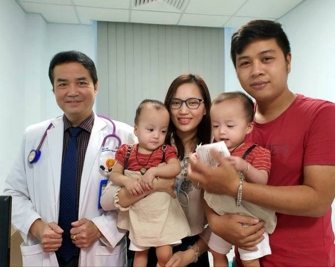 Sau hơn 3 tháng tách dính, Song Nhi giờ khỏe mạnh, nghịch ngợm đua xe