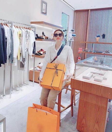 Sở thích chụp hình khi đi mua sắm của mỹ nhân Việt