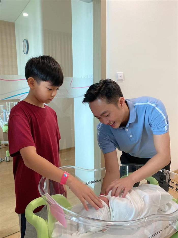 Subeo ra dáng anh hai: Hết phụ bố rửa siêu xe lại chăm em gái cực khéo
