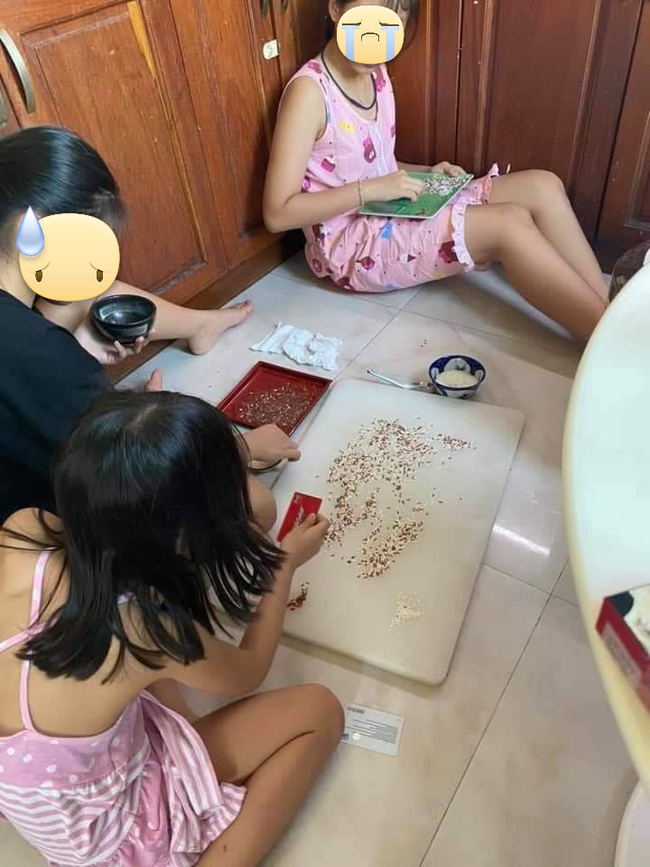 Tấm Cám thời 4.0: Mẹ trộn 2 thứ gạo bắt con lựa để cai điện thoại