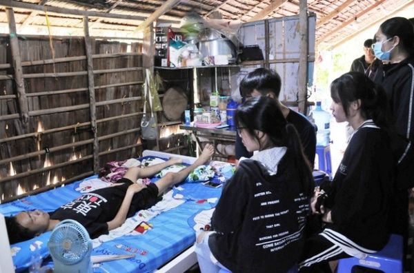 Xót thương nam sinh đổ bệnh trước nhập học, mắt không nhìn thấy gì