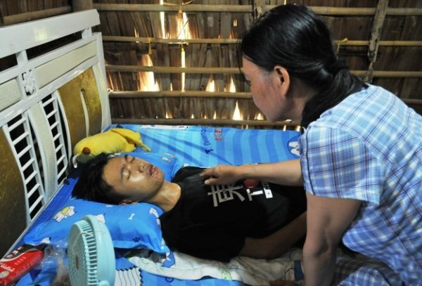Xót thương nam sinh đổ bệnh trước nhập học, mắt không nhìn thấy gì