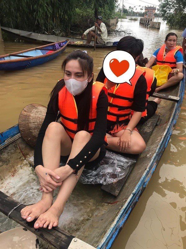 Thủy Tiên được cả nhà chồng cổ vũ tinh thần khi ra miền Trung cứu trợ