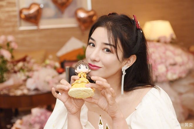 Triệu Vy và Huỳnh Dịch vẫn thân thiết dù từng cạch mặt vì một nam nhân