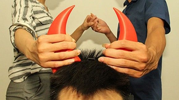 Nửa đêm, nam thanh niên chứng kiến bạn gái hôn môi bạn thân mình