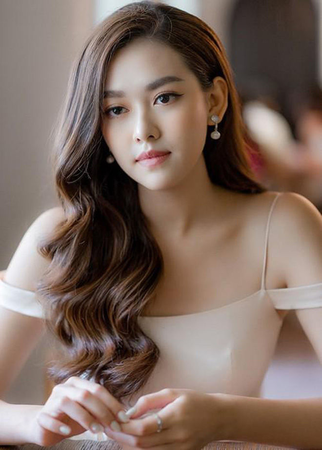 Á hậu Tường San gia thế giàu sang trước khi lấy chồng tuổi 20