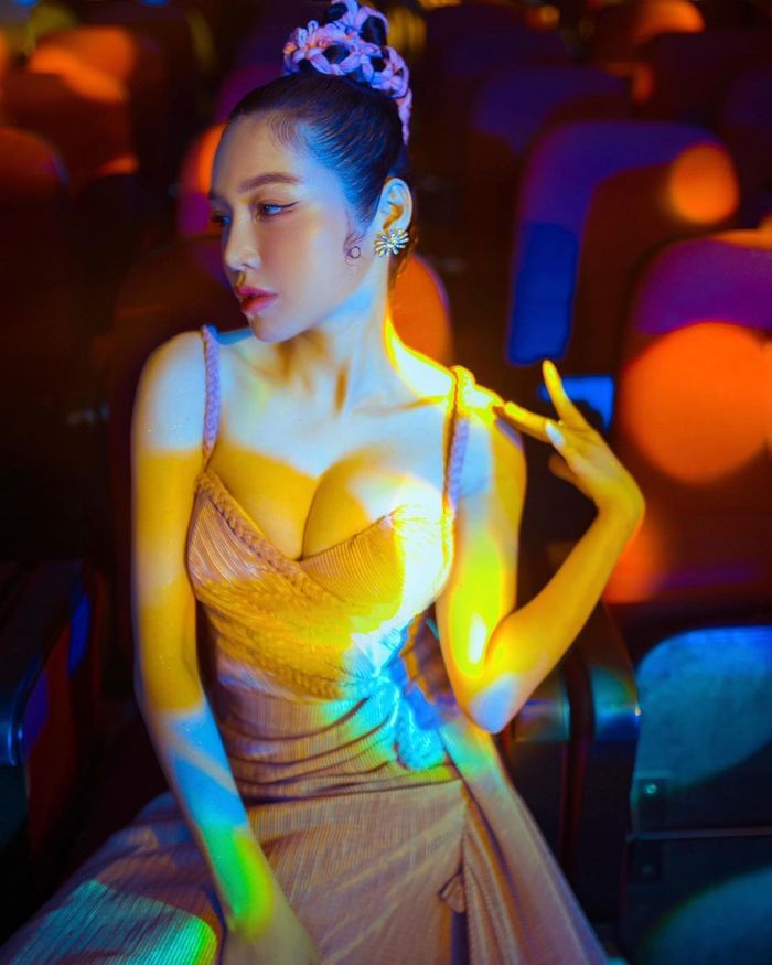 Style sao Việt tuần qua: Tân Hoa hậu mặc giản dị đi từ thiện