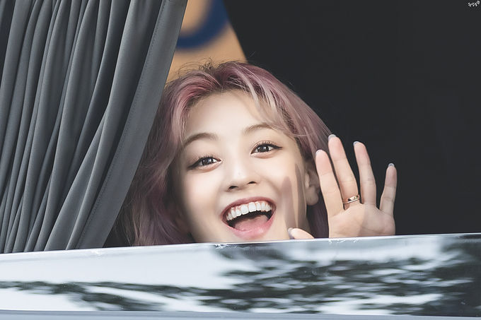 TWICE và BLACKPINK đọ visual bên cửa ô tô: Kẻ 8 lạng, người nửa cân!