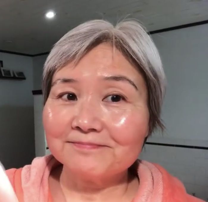 Làn da căng mướt của cụ bà 60 tuổi khiến nhiều người khó tin