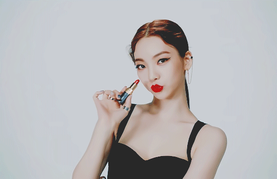 Jennie(BLACKPINK) và Karina(Aespa) đọ visual, style củ ai hơn ai?