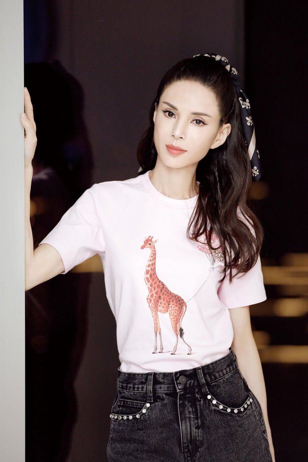 Lý Nhược Đồng gây sốt với vòng eo 56cm, hé lộ lý do U60 vẫn độc thân