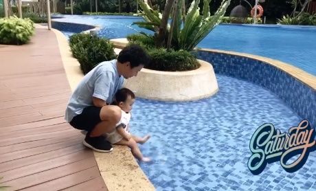 Rapper Tiến Đạt khéo chăm con, quý tử càng lớn càng có style y hệt bố