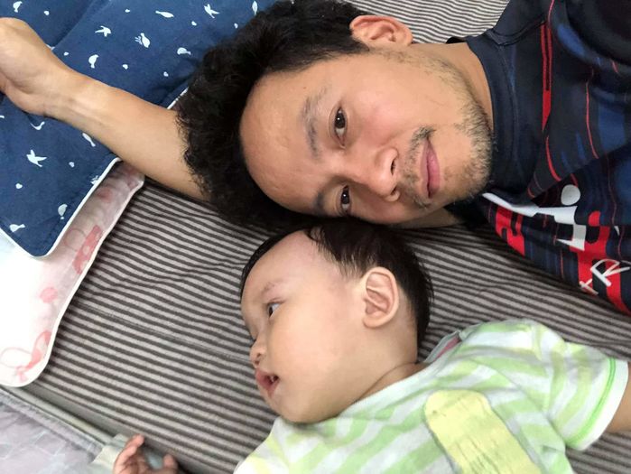 Rapper Tiến Đạt khéo chăm con, quý tử càng lớn càng có style y hệt bố